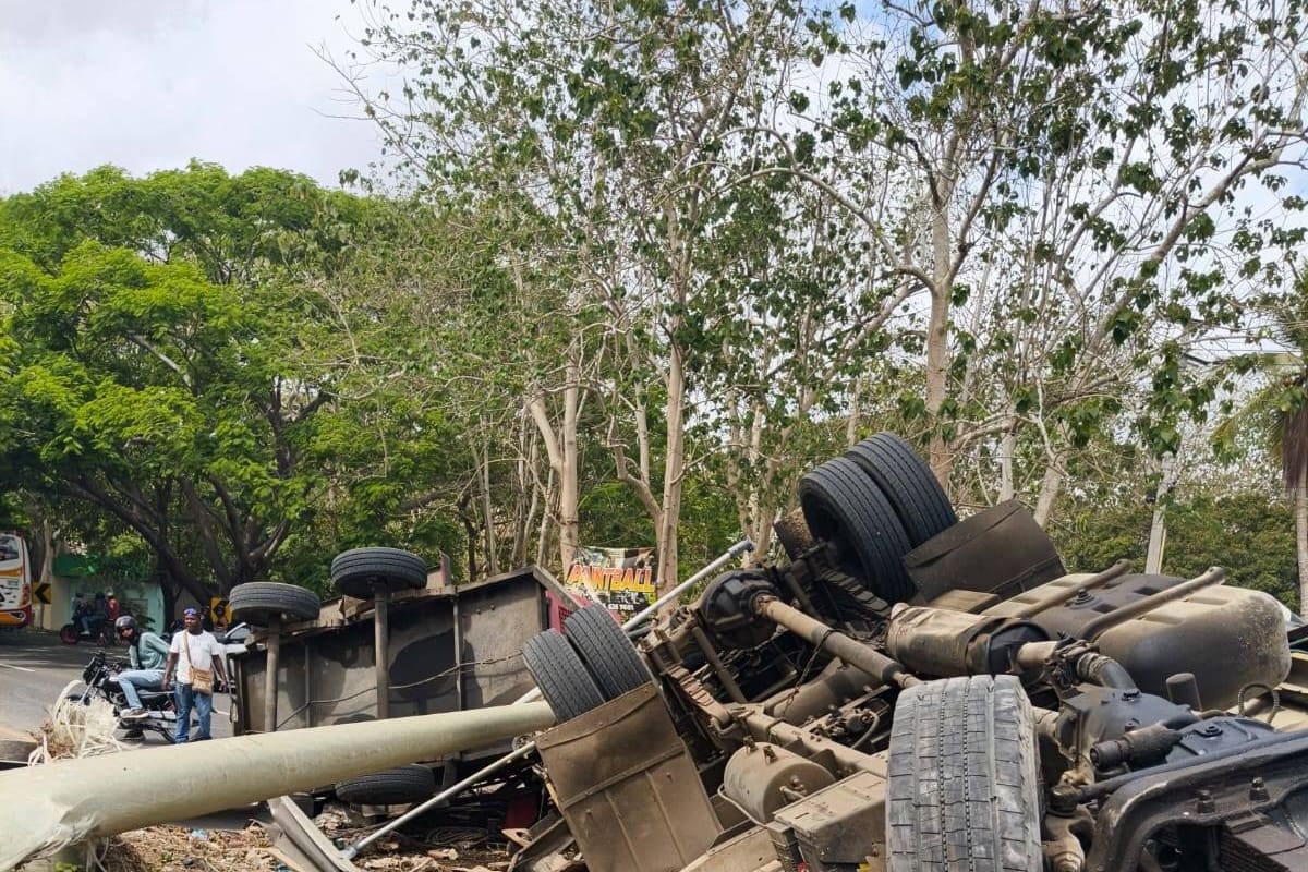 Video: camión que transportaba al picó El Imperio se volcó; así rescataron al conductor