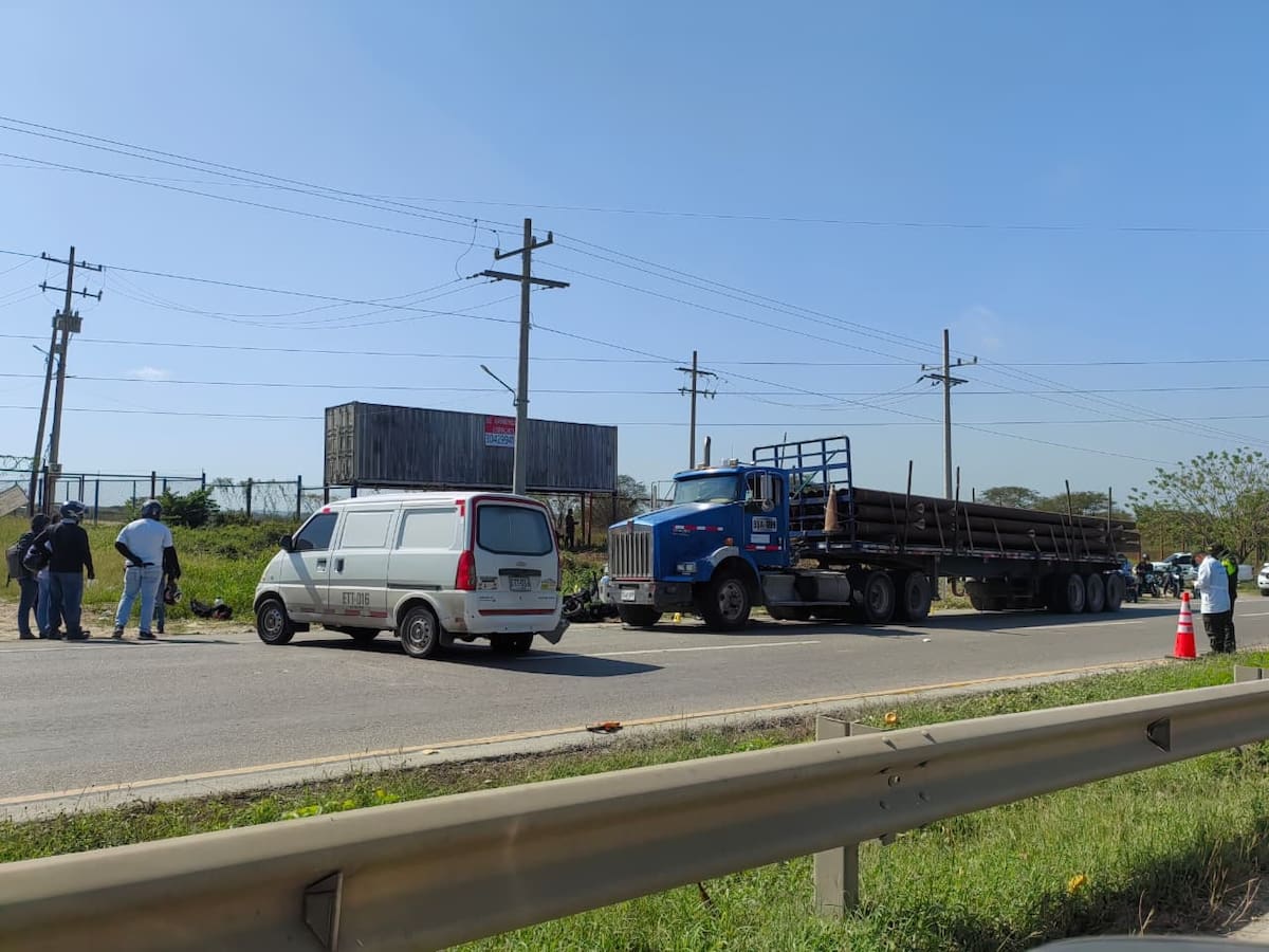 Funcionarios de Criminalística realizan en la mañana de este miércoles 11 de febrero la inspección judicial en el sitio donde un motociclista perdió la vida entre el barrio Policarpa y el carril de la vía que va al puente de Turbaco. //CORTESÍA POLICÍA NACIONAL.
