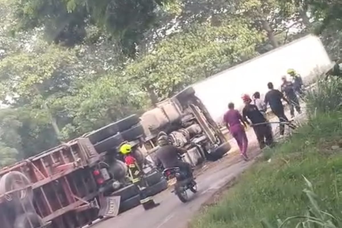 Video: camión se volcó en la vía a Turbaco y conductor vivió segundos de angustia