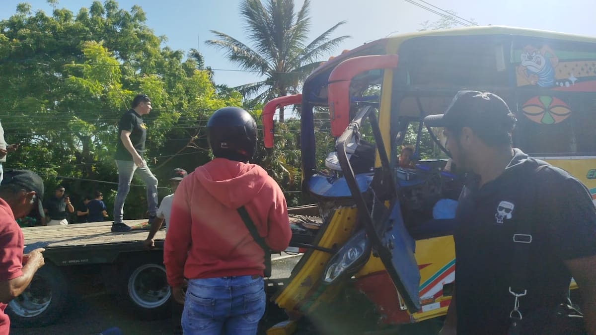 Las autoridades investigan las causas del accidente entre una mula y un bus de servicio intermunicipal. // FOTO: SUMINISTRADA POR RED DE APOYO.
