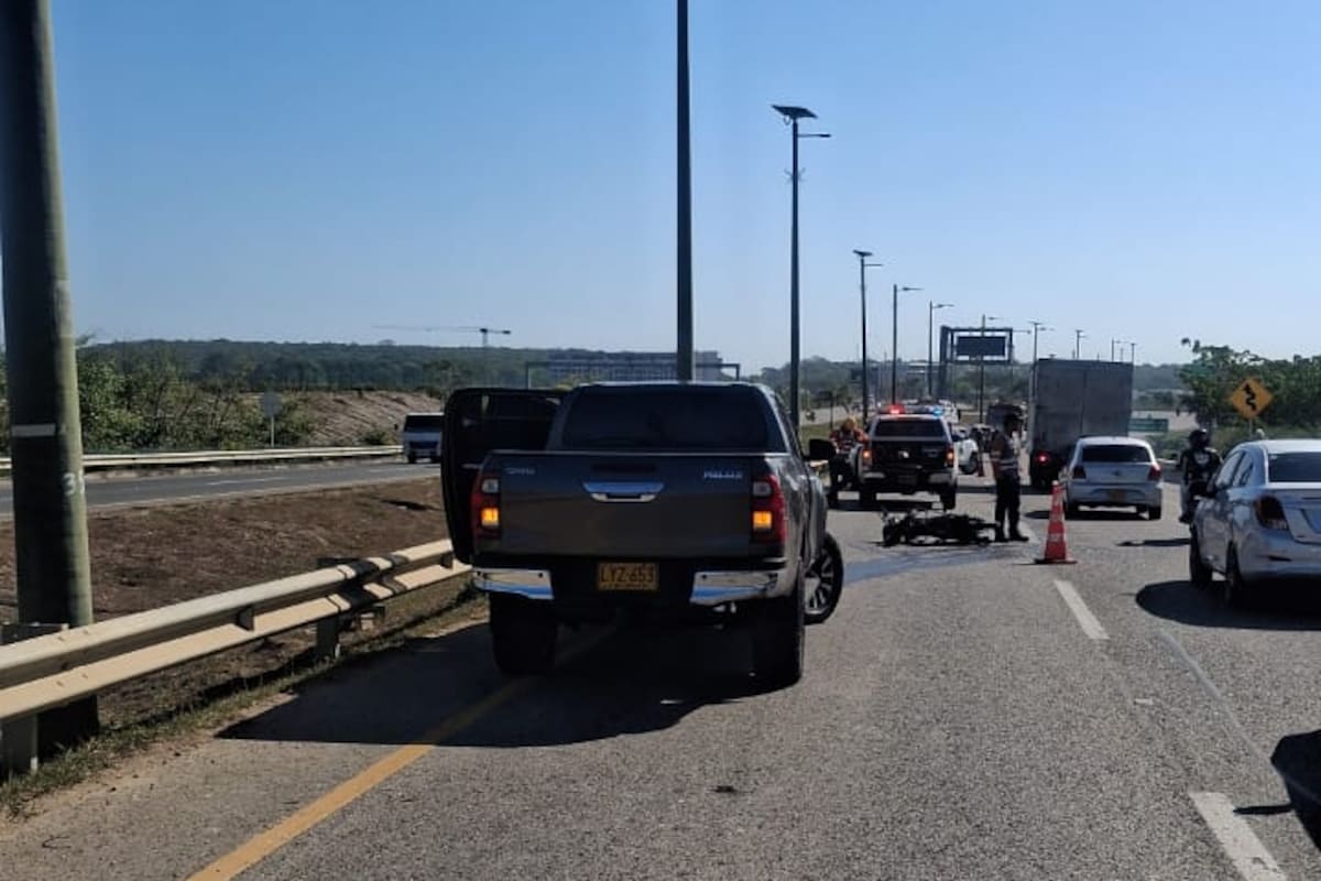 Camioneta chocó por detrás a motociclista en la vía al Mar: hay un lesionado