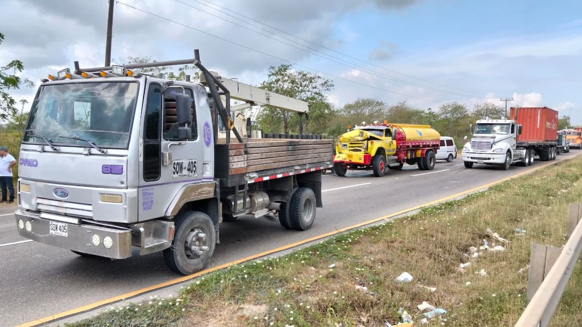 Vehículos involucrados en el choque quedaron con graves daños, generando congestión en la vía Cartagena–Turbaco. // FOTO: EL UNIVERSAL.