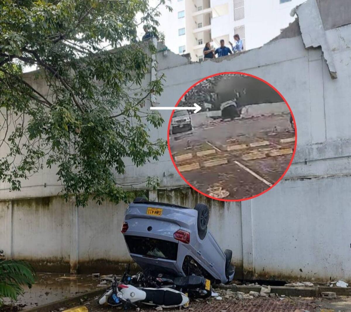 En una cámara de seguridad quedó grabado el insólito accidente que ocurrió en la mañana de este martes en el parqueadero elevado de un edificio en el barrio Manga.