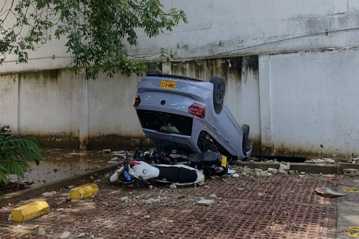 Mujer conducía el carro que cayó de tercer piso de edificio en Manga