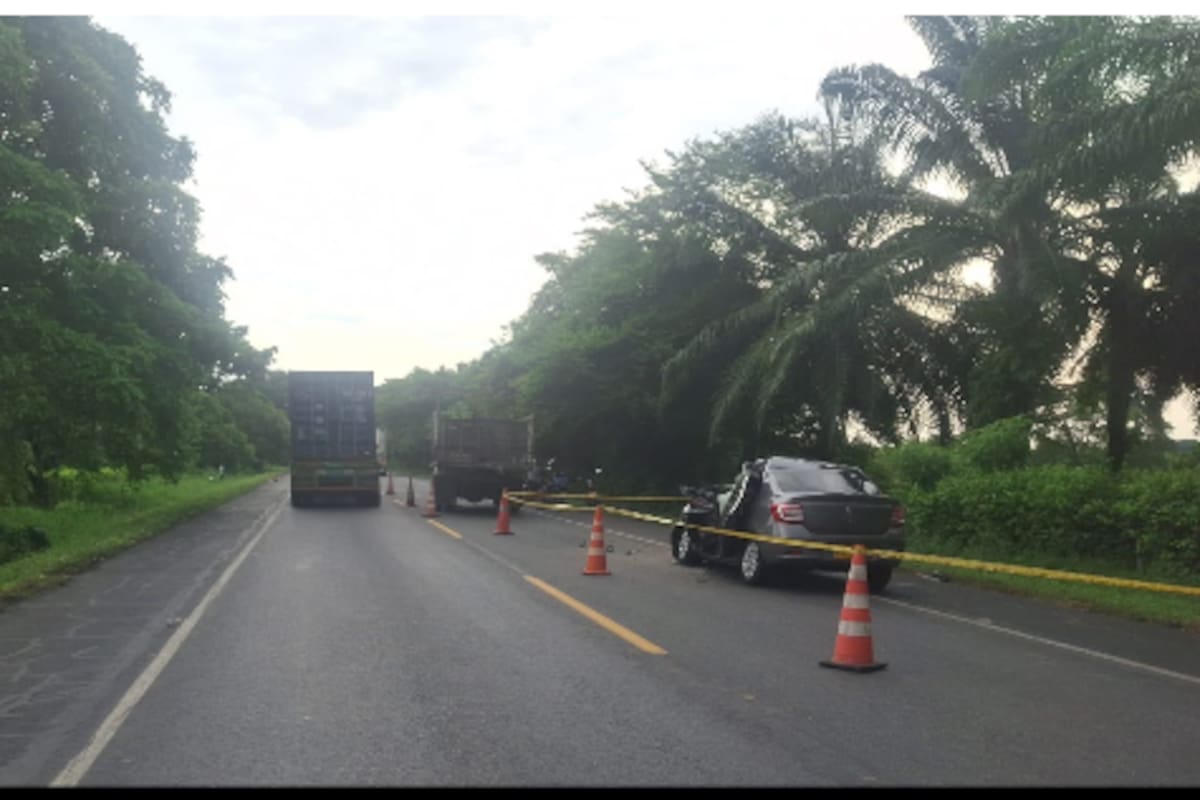 Un muerto y 2 heridos dejó fuerte choque de carro y camión en la vía Cartagena-Marialabaja