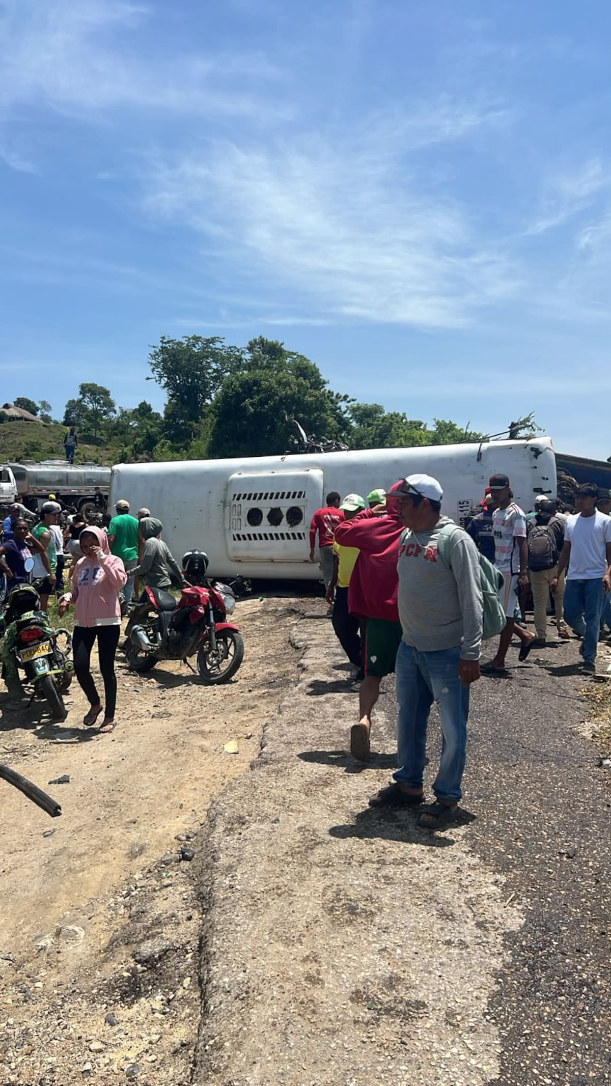 Así quedó el vehículo que transportaba a los estudiantes tras el fuerte accidente registrado en La Peñata, Morroa. //FOTO: MEDIOS DIGITALES DE SUCRE.