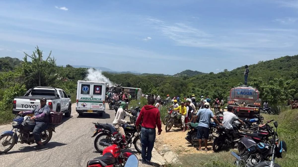 l bus que transportaba a los estudiantes terminó severamente afectado tras el choque contra una volqueta, ocurrido en el sector de La Peñata, en Morroa, Sucre. //FOTO: MEDIOS DIGITALES DE SUCRE.