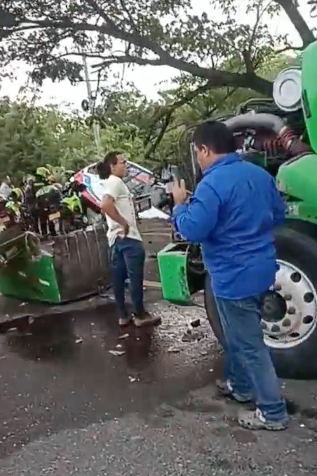 La parte de la delantera de la tractomula y la trasera del bus quedaron destrozadas tras chocarse la mañana de este martes a la altura de municipio de Sabanagrande, Atlántico.//Cortesía Red de Cooperantes.
