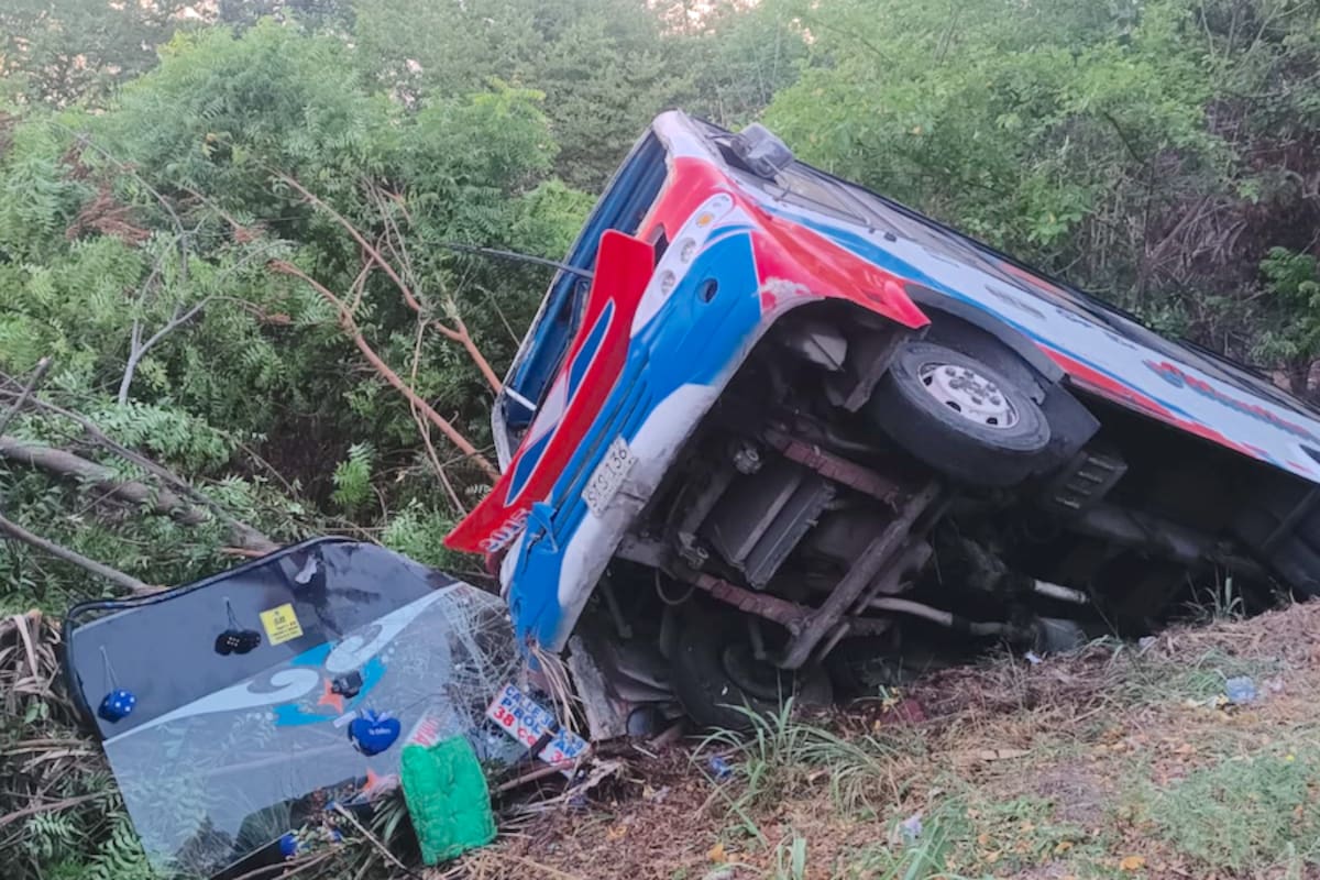 Fuerte accidente entre bus y tractomula dejó por lo menos 10 personas heridas
