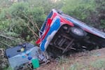 Fuerte accidente entre bus y tractomula dejó por lo menos 10 personas heridas