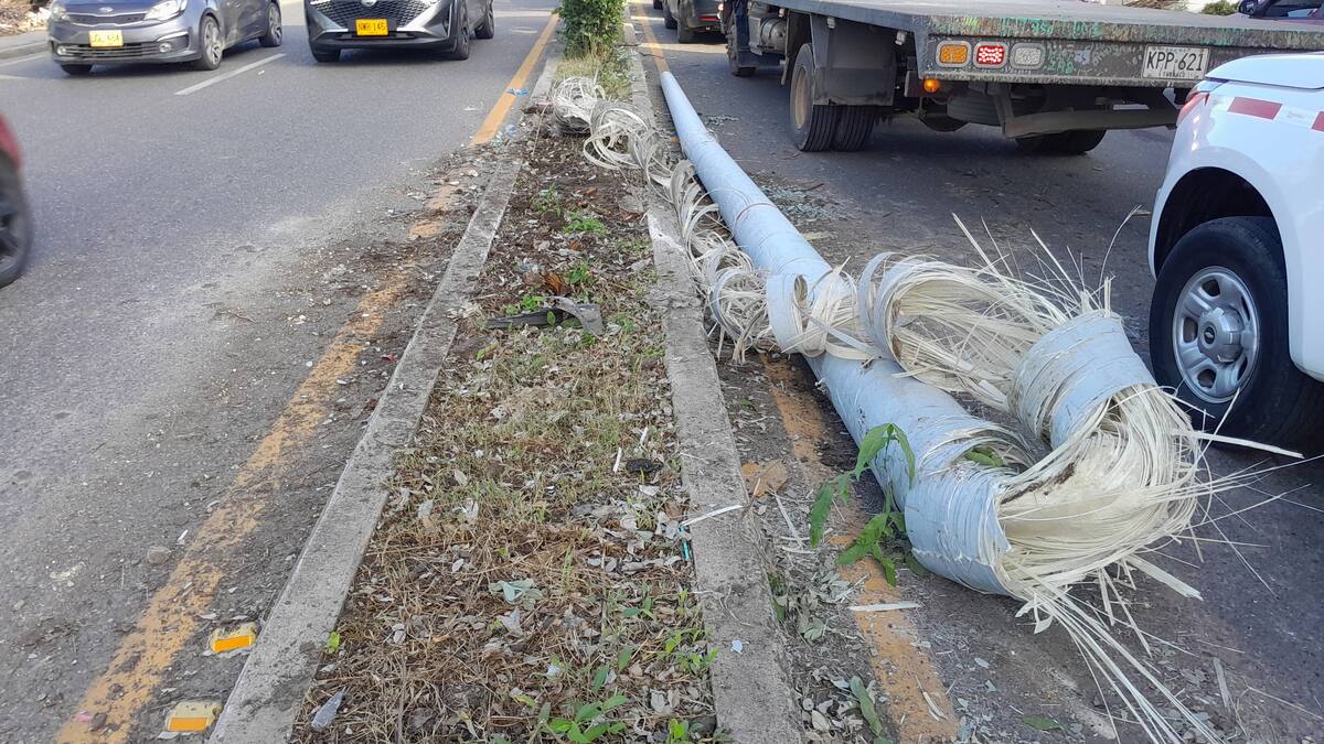 El auto particular que arrolló y le causó la muerte a una pareja también tumbó un poste en la Troncal de Occidente. //FOTO JULIO CASTAÑO//EL UNIVERSAL.