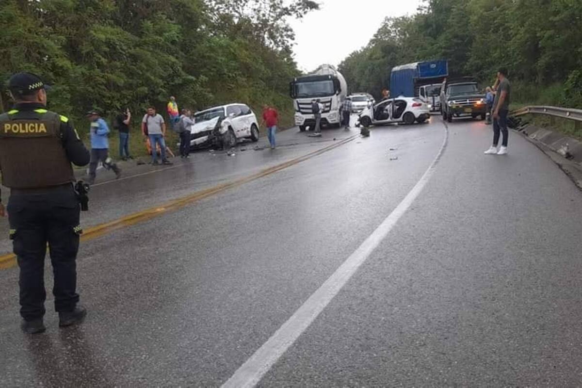 Fuerte choque entre van y camioneta deja 6 heridos en San Jacinto