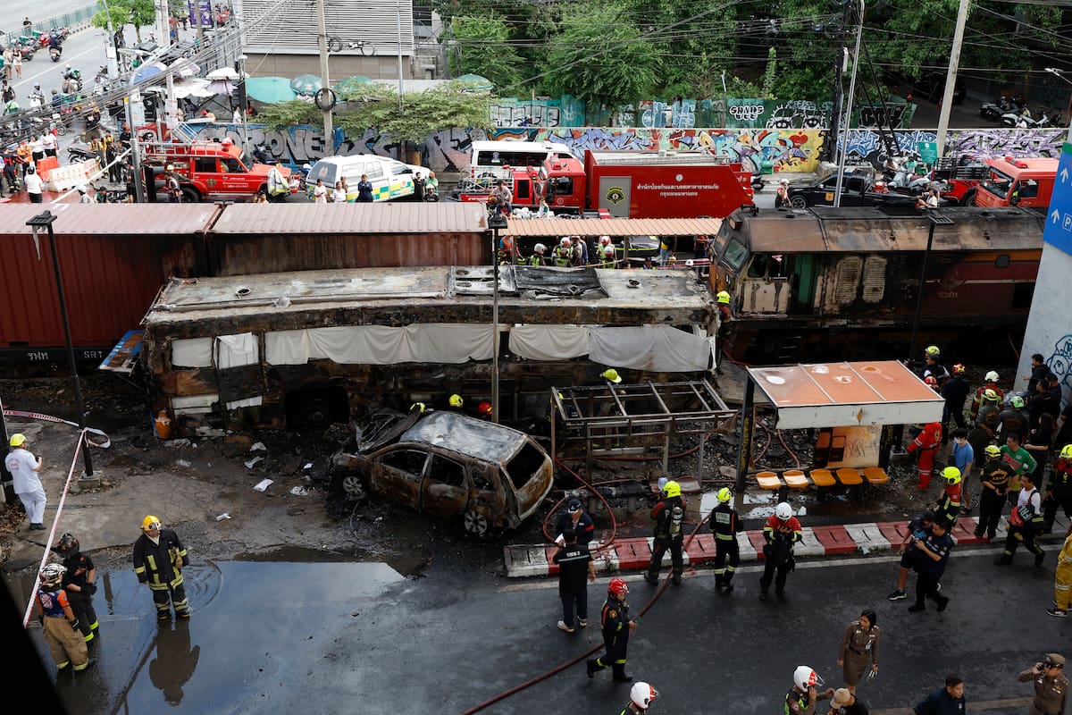 Trágico choque entre tren y un autobús deja al menos 8 fallecidos en Tailandia