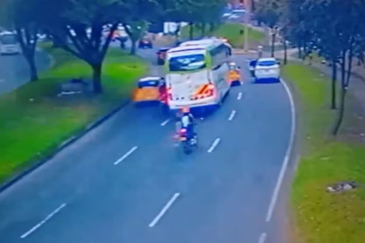 Video: Motociclista murió al chocar con la puerta de carro mal parqueado