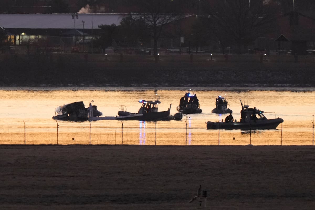 Se ven los esfuerzos de búsqueda y rescate alrededor de un lugar de escombros en el río Potomac desde el Aeropuerto Nacional Ronald Reagan de Washington. //AP