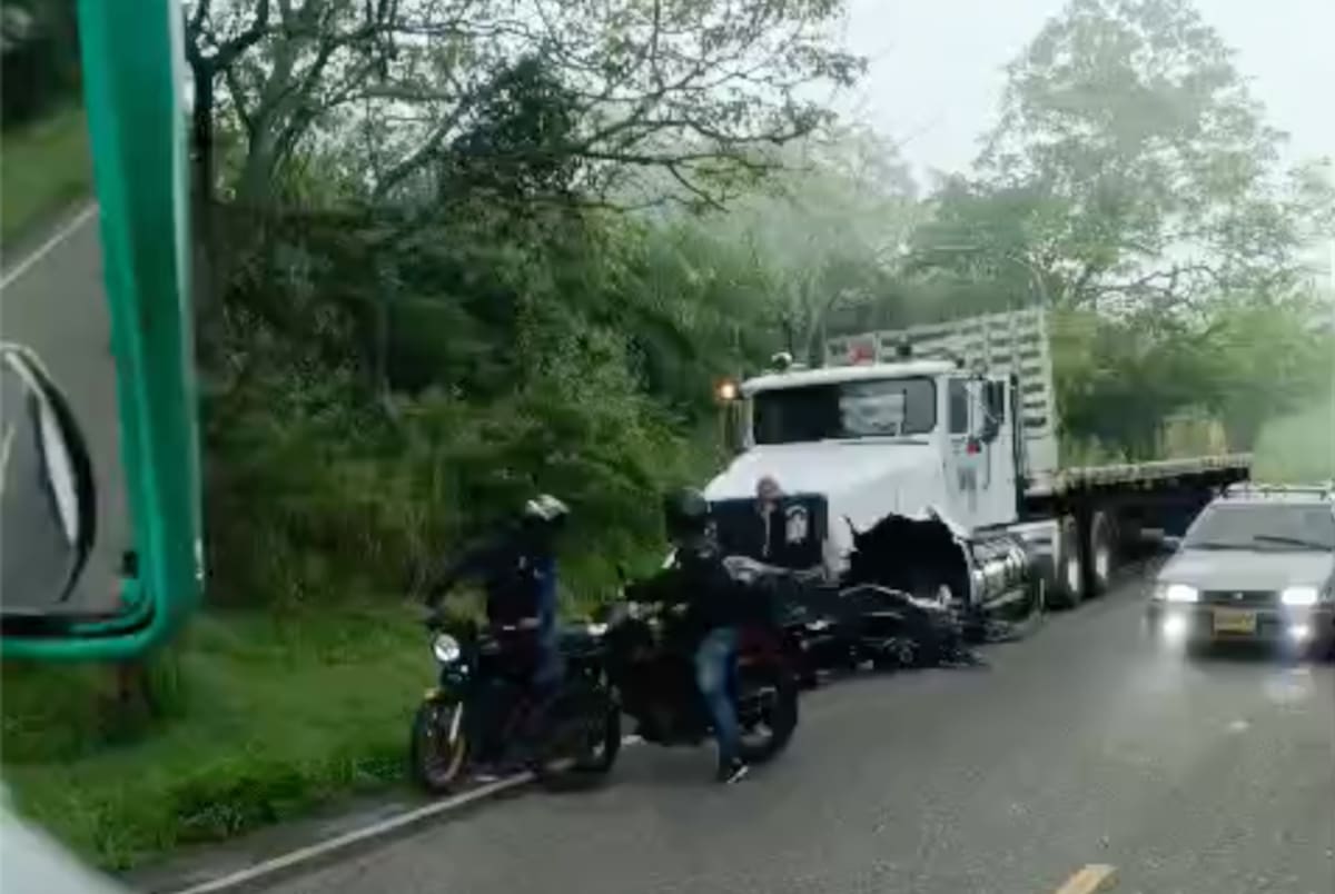 La tractomula arrastró varios metros la motocicleta donde iba el joven falleció en el accidente ocurrido la mañana de este viernes en la Vía La Cordialidad entre Campeche y Baranoa, Atlántico.//Cortesía Red de Cooperantes.