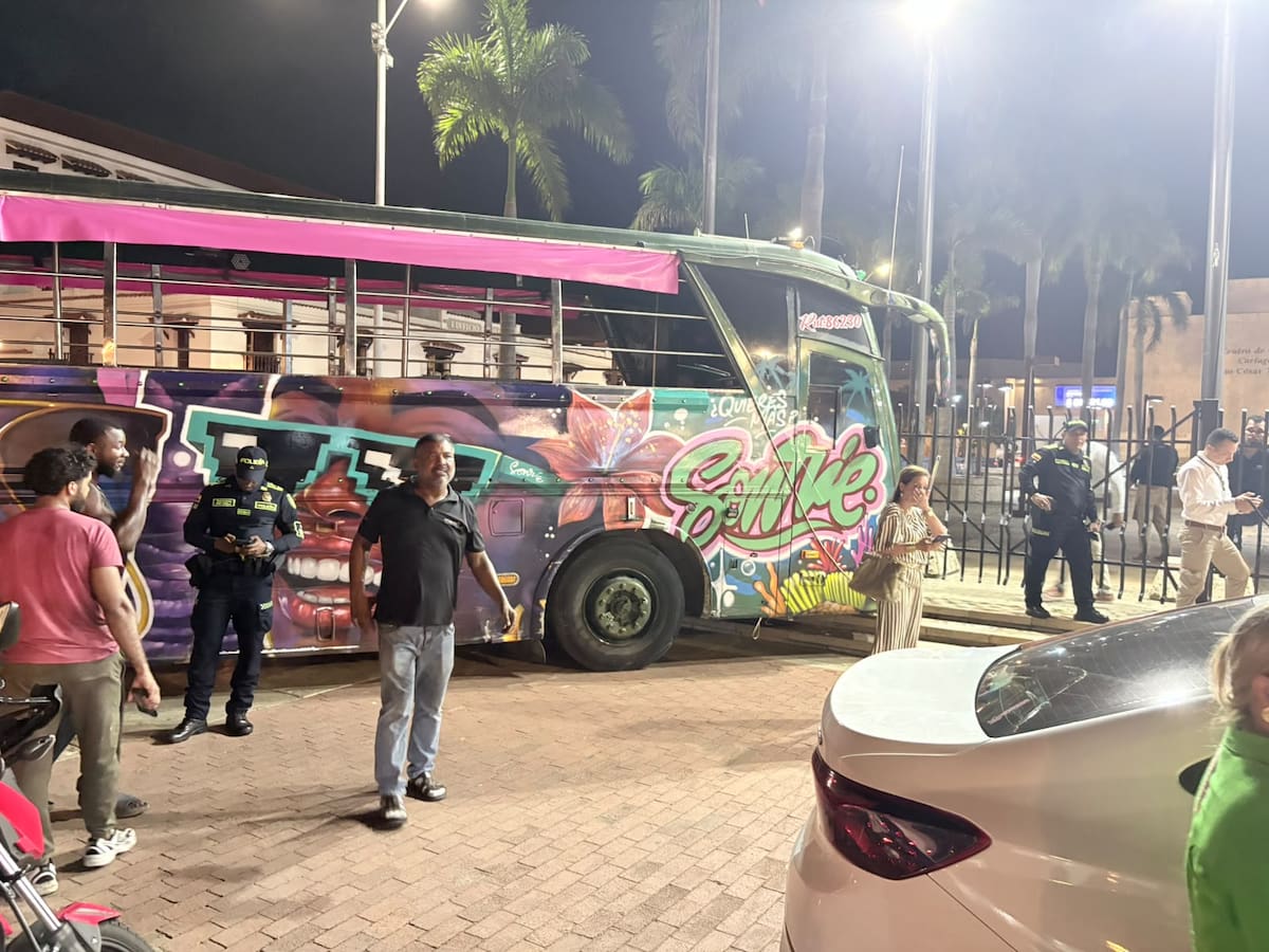 Accidente frente al Camellón de los Mártires. Chiva rumbera chocó en el Patio de Banderas. // Foto: Datt