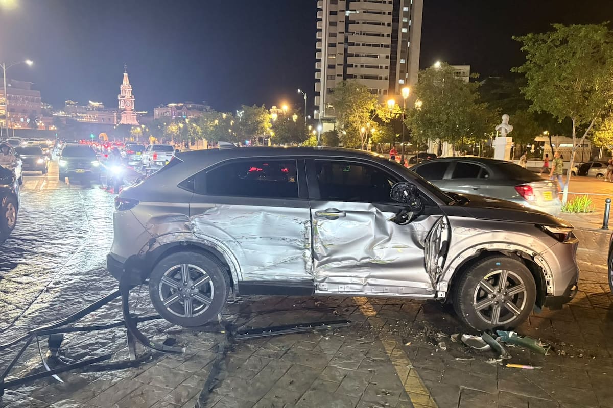 Así ocurrió el fuerte choque entre una camioneta y una chiva en el Centro Histórico