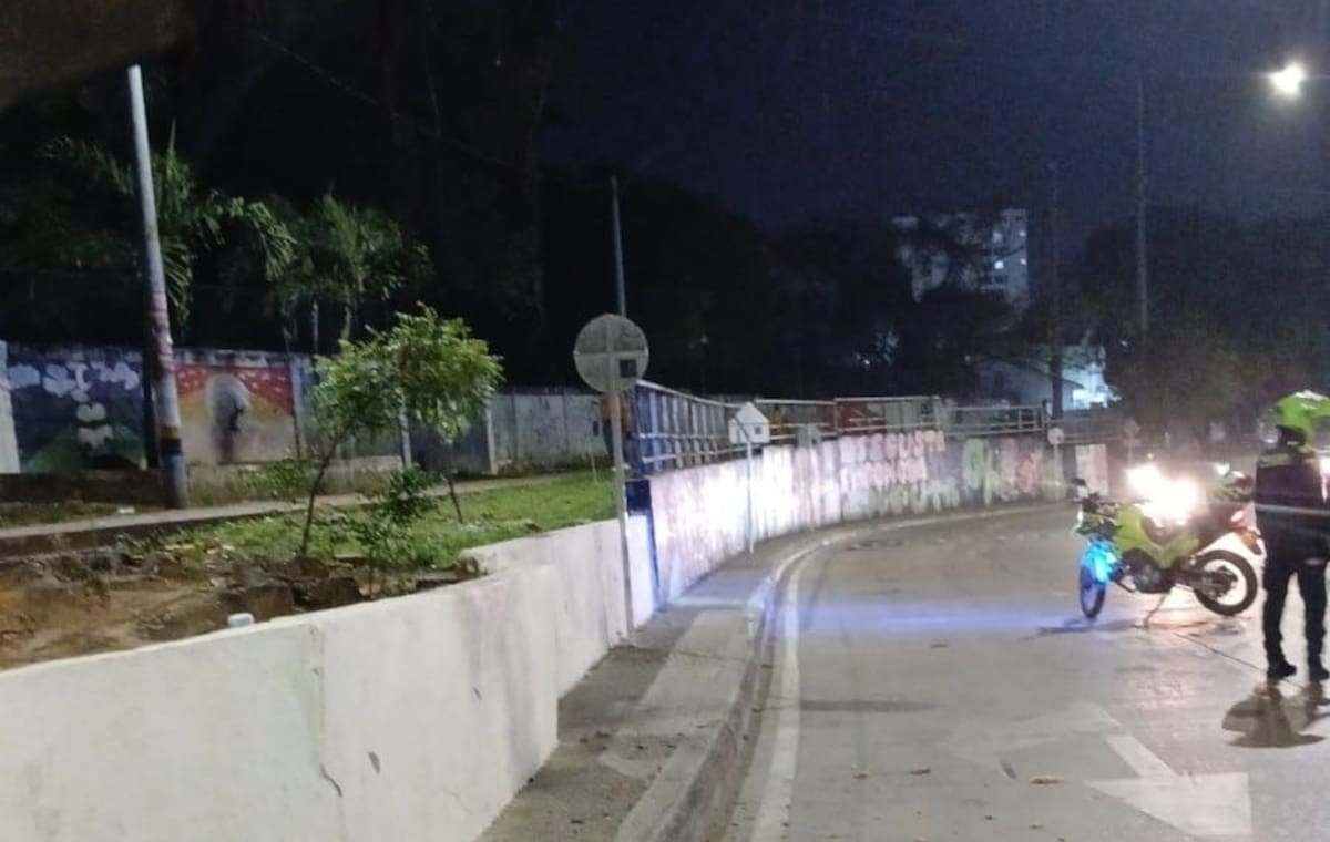 Un muerto y un herido dejó un fuerte accidente de moto que ocurrió en la noche de este sábado, 21 de febrero, en la Transversal 54, frente al colegio Inem.