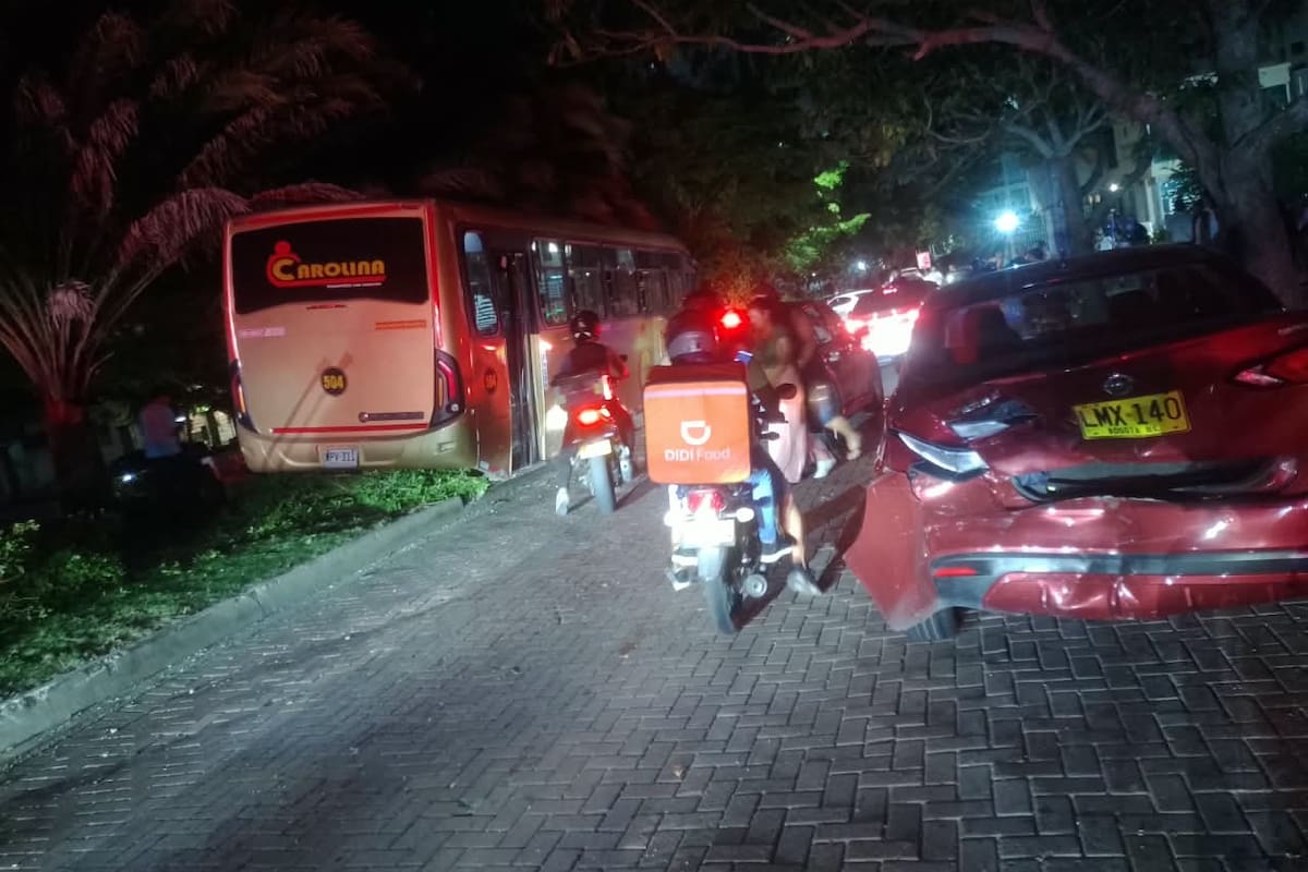¡Aparatoso accidente! Bus perdió el control y chocó varios vehículos: esto se sabe