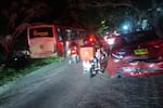 ¡Aparatoso accidente! Bus perdió el control y chocó varios vehículos: esto se sabe
