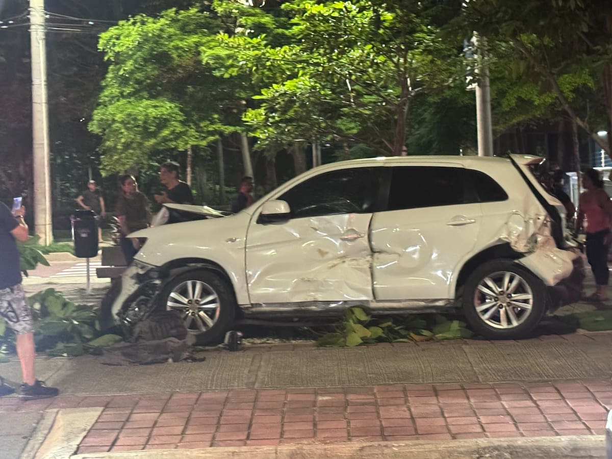 Uno de los carros afectados por el bus quedó con daños tras el accidente ocurrido en el barrio Miramar, en Barranquilla. //FOTO: RED DE APOYO COOPERANTES.