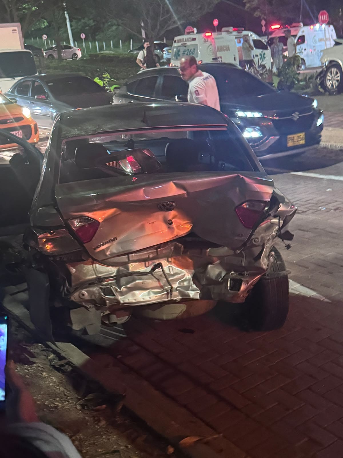 El choque del bus ocasionó daños en varios automotores, en el norte de Barranquilla. //FOTO: RED DE APOYO DE COOPERANTES.