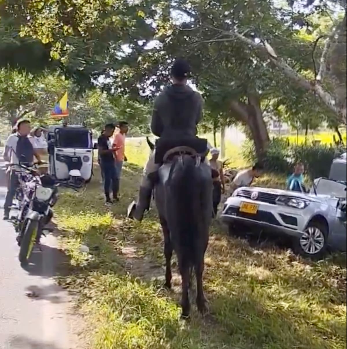 Curiosos observan el aparatoso accidente registrado la tarde de este sábado 13 de julio en la vía conduce del Santa Verónica a Juan de Acosta, Atlántico.