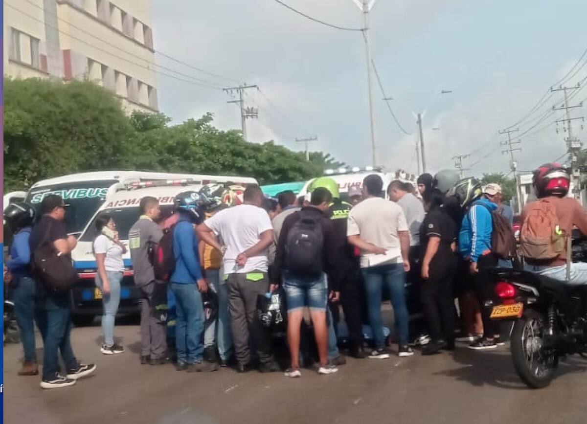 Muchos curios llegaron hasta el sitio donde Yulieth Paola García Castro, la joven nativa de Magangué, sufrió el accidente la mañana de este miércoles 30 de octubre en la Vía 40, al norte de Barranquilla.//Cortesía.