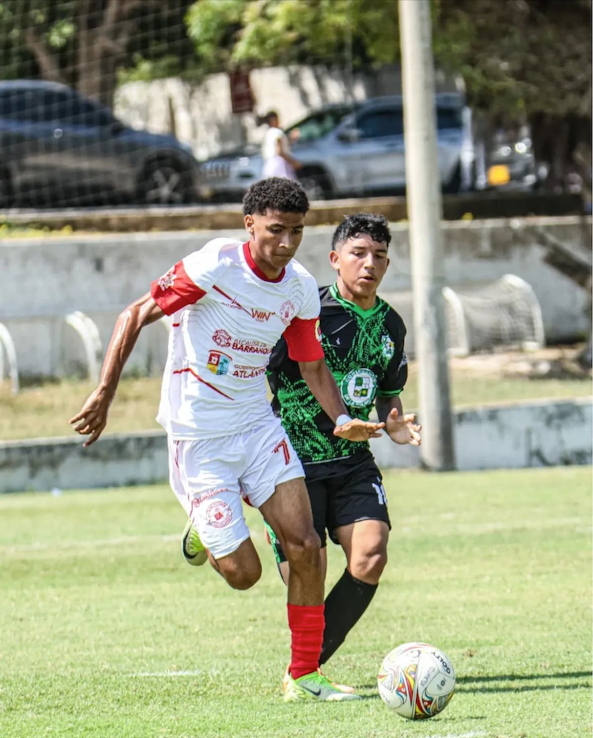 Acción del juego entre los seleccionados de Atlántico y La Guajira disputado este domingo en la Cancha de Bomboná y válido por el Campeonato Nacional Sub-15 de Fútbol.//Cortesía Liga de Fútbol del Atlántico.