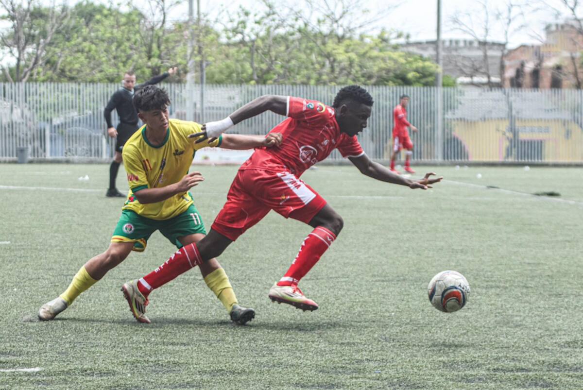 Acción del juego entre Valle del Cauca y Santander en partido por la fase semifinal del Campeonato Nacional Sub-15 de Fútbol que se juega en Barranquilla.//Cortesía.