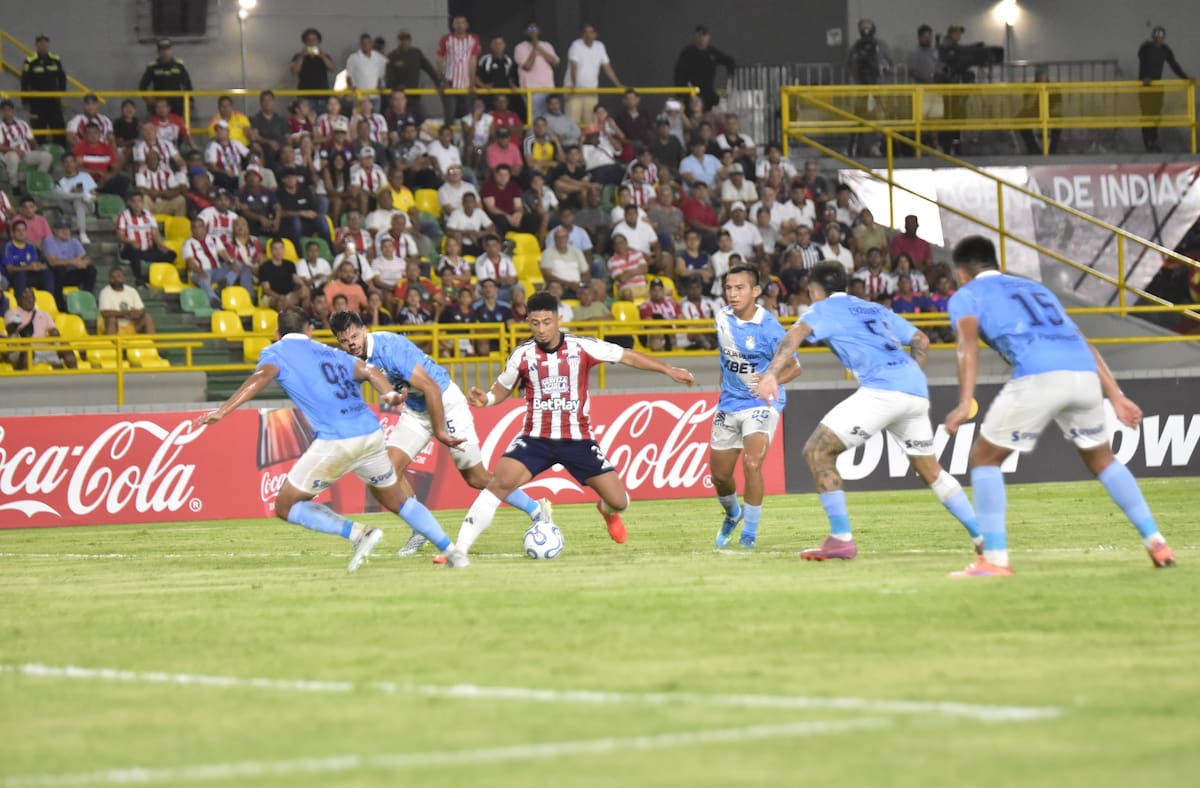 Edwin Herrera de Junior de Barranquilla ante varios rivales de Sporting Cristian, en acción del Juego por Copa Libertadores disputado este miércoles 20 de mayo en el estadio Jaime Morón de Barranquilla.//Oscar Díaz-El Universal.