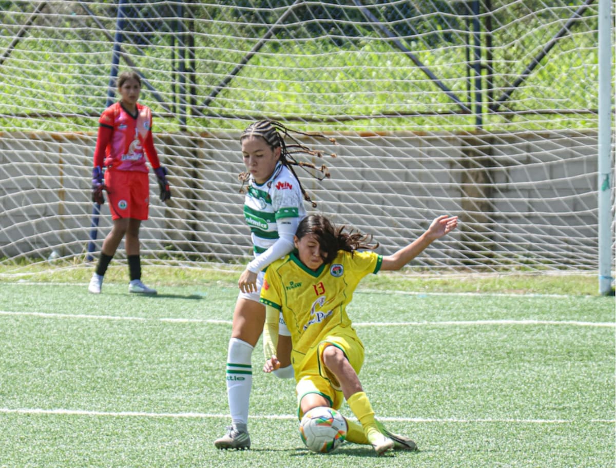 Acción del partido disputado entre los seleccionados de Antioquia y Santander por la primera fecha del Grupo 3 del Zonal Clasificatorio del Campeonato Nacional Femenino Sub 13 de Fútbol.//Cortesía Liga de Fútbol del Atlántico.