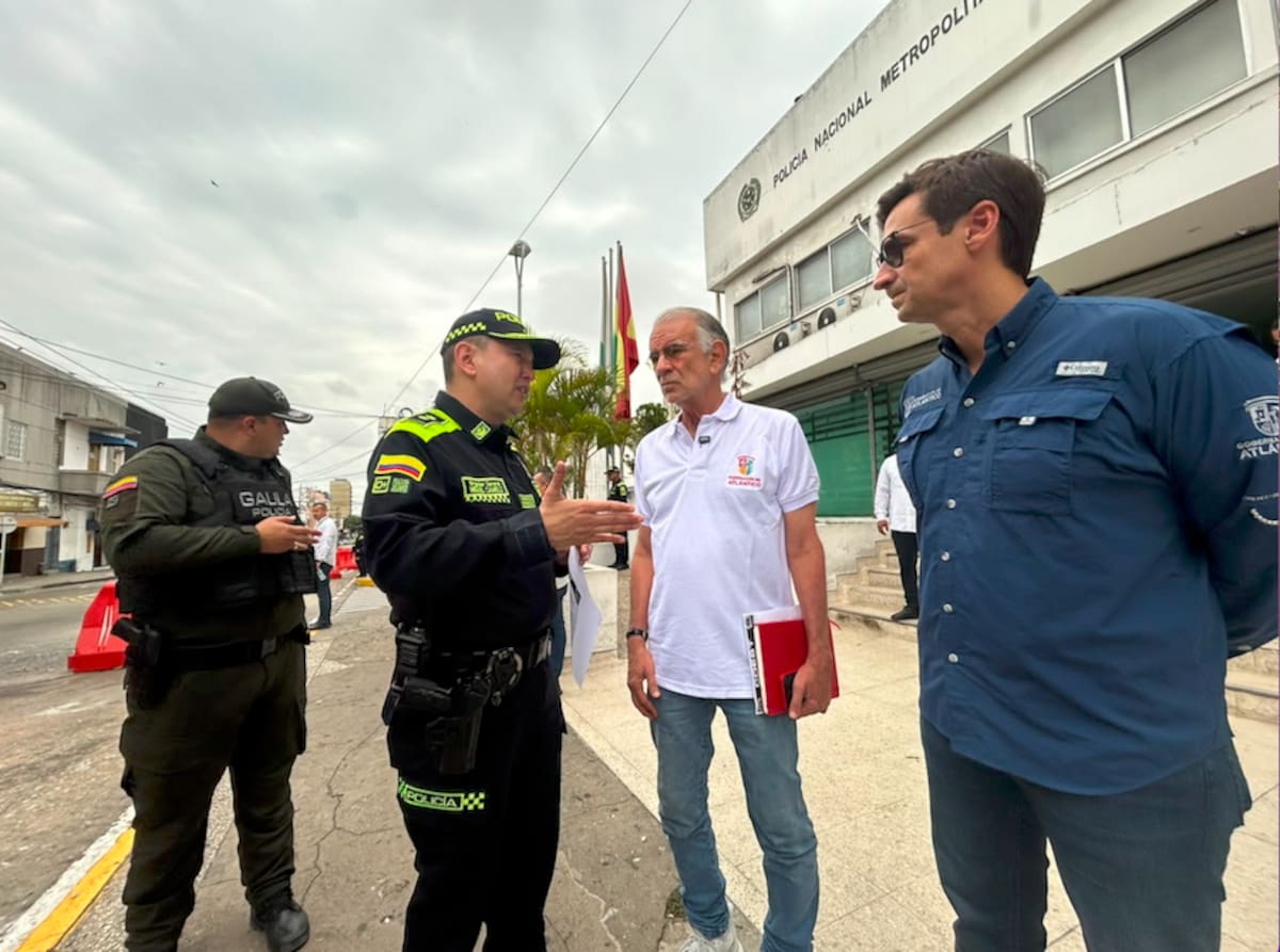 Momentos en que el comandante de la Mebar, brigadier general Miguel Camelo Sánchez; el gobernador del Atlántico, Eduardo Verano, y el secretario de Gobierno, José Antonio Luque, charlan en las afueras del Comando Distrital de Policía.//Cortesía Gobernación del Atlántico.