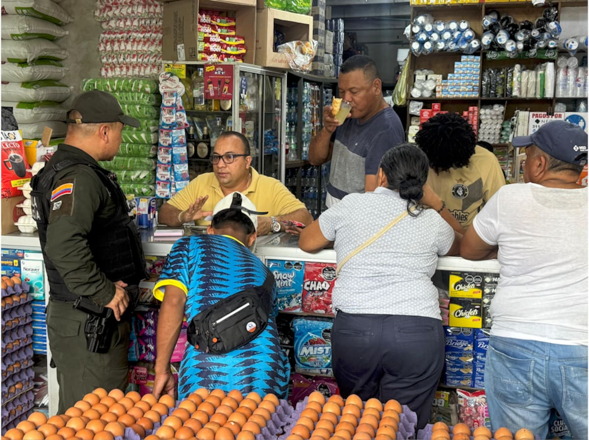 Tanto la Policía Nacional como el Ejército Nacional han estado acompañando a los comerciantes y tenderos de Soldad y sur de Barranquilla, que lograron abrir sus negocios este sábado 4 de julio.//Cortesía Policía Mebar.