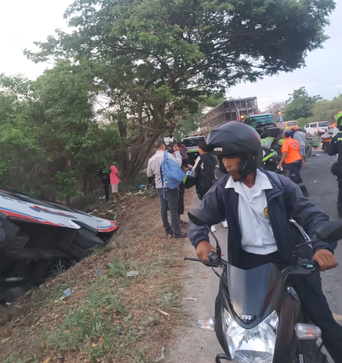 La movilidad por al Carretera Oriental estuvo restringida durante un buen rato debido al accidente de tránsito entre un bus intermunicipal y una tractomula.//Cortesía Red de Cooperantes.