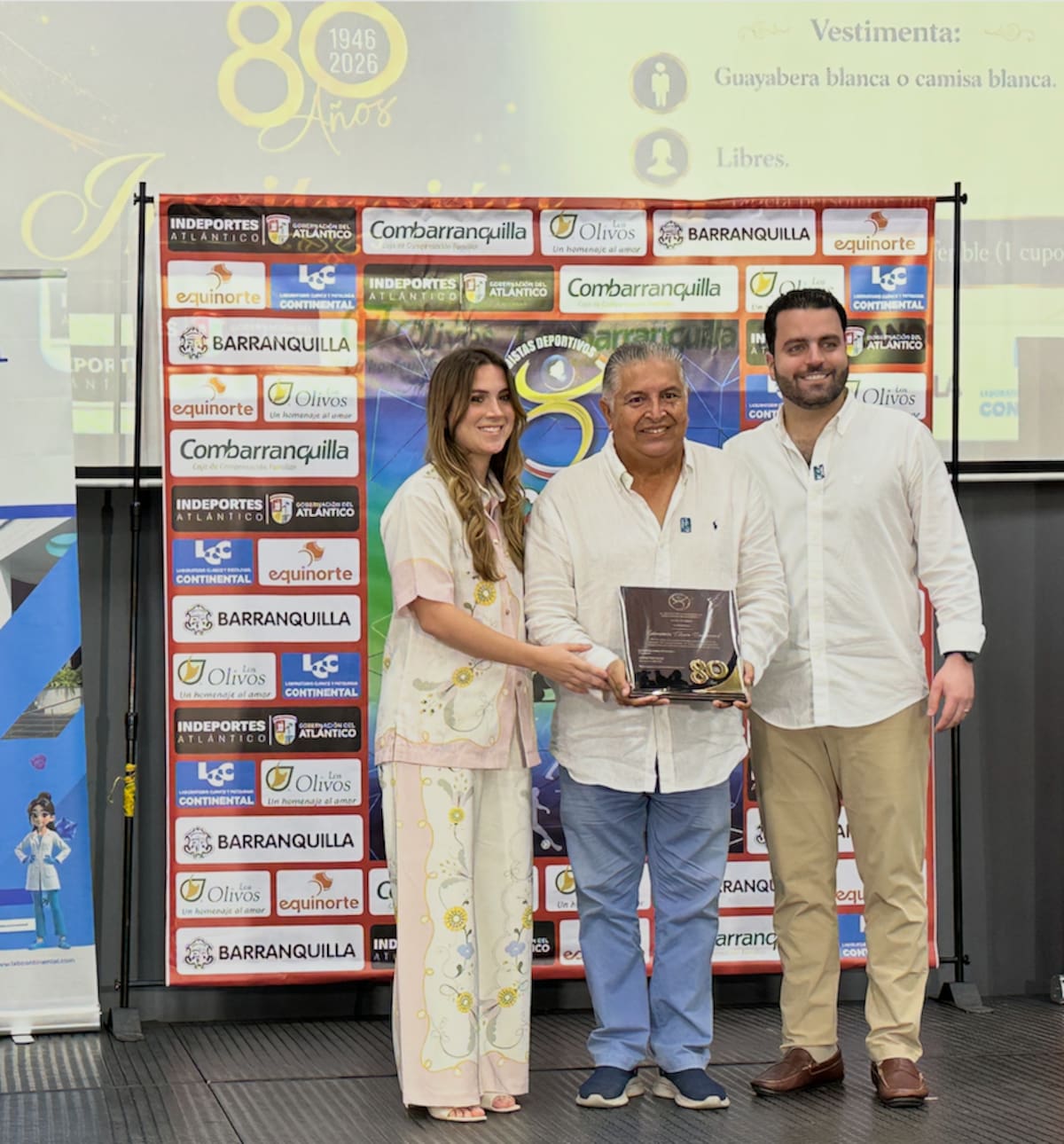Representantes de Laboratorio Clínico y Patología Continental, Alexandra Zambrano Amastha y Luis Carlos Zambrano Amastha, fueron homenajeados por Acord Atlántico, entregó el socio Ronald Polo.//El Universal.