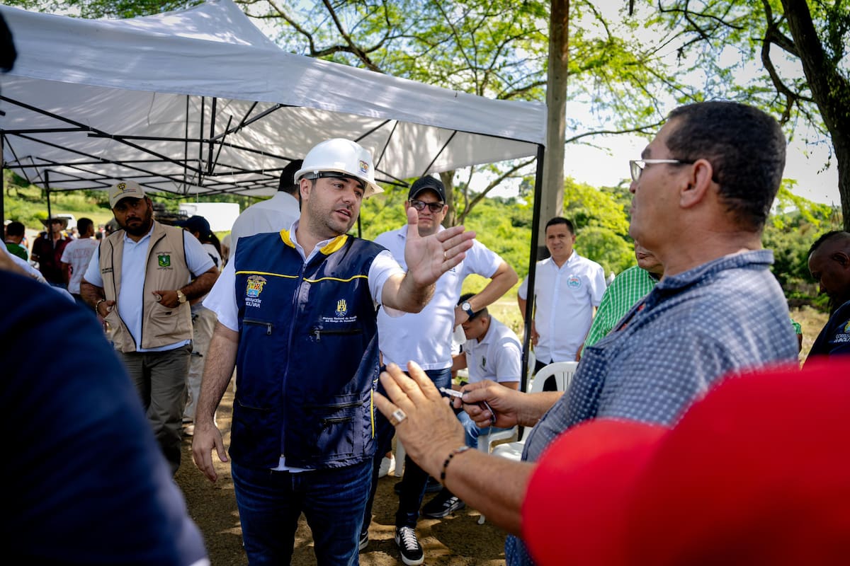Acompañado por el director de la Oficina Departamental de Gestión del Riesgo y los alcaldes de San Juan Nepomuceno y El Guamo, el gobernador Arana declaró la calamidad pública.// Foto: cortesía.