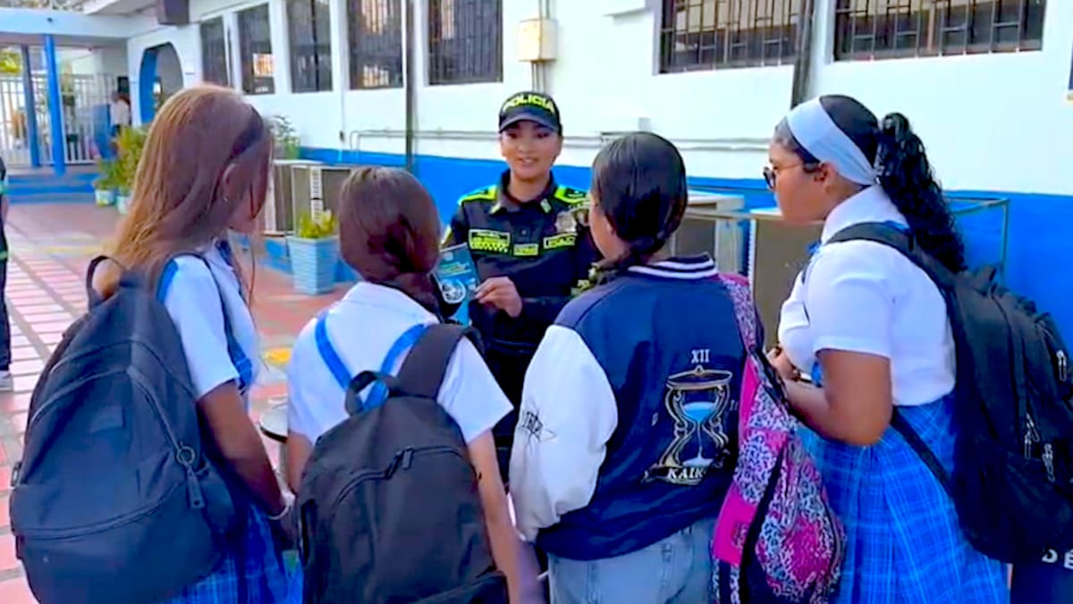 Los uniformados, hombres y mujeres, dieron a conocer la oferta institucional de la Policía Nacional, presentando los diferentes programas, servicios y estrategias que la Institución pone a disposición de la ciudadanía en general.//Cortesía Policía Mebar.