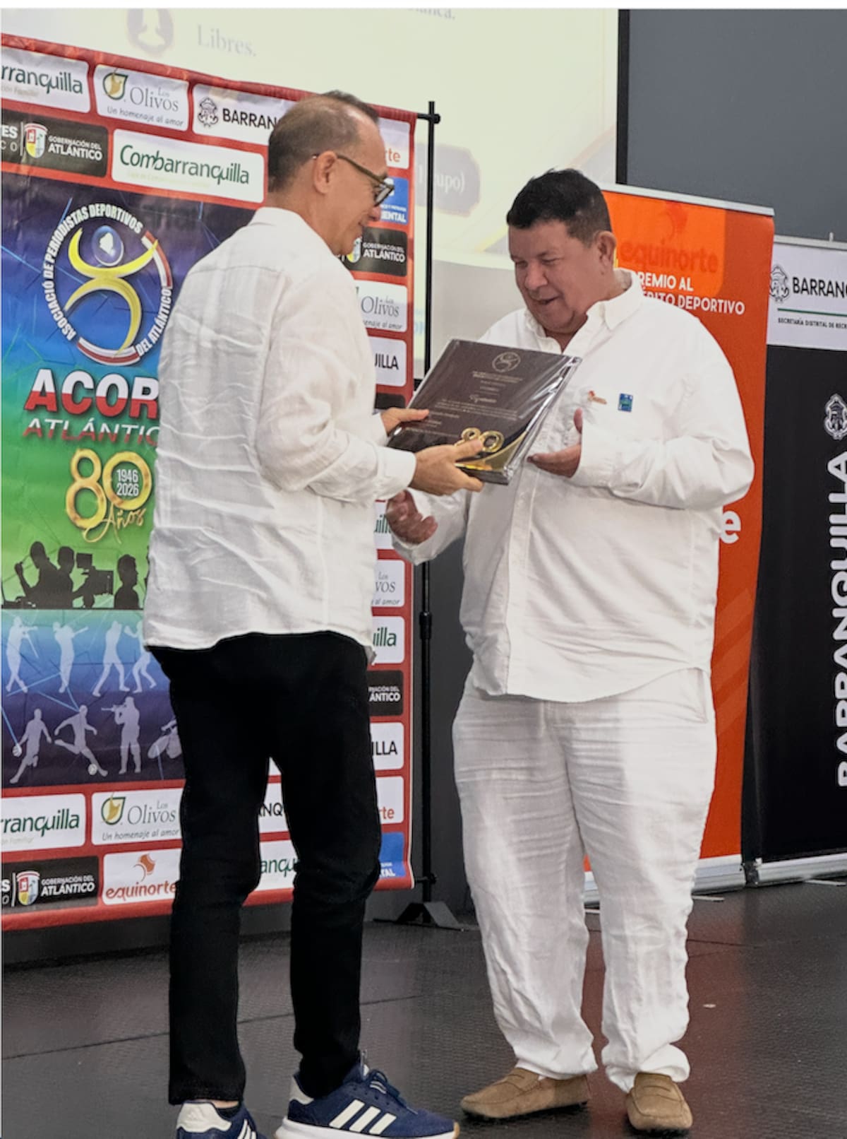 Guillermo Cepeda Osorio, representante de Equinorte, aliado permanente de Acord Atlántico y respaldo del Premio al Mérito Deportivo Equinorte, fue homenajeado por el socio Eduardo Cepeda Visbal.//El Universal.