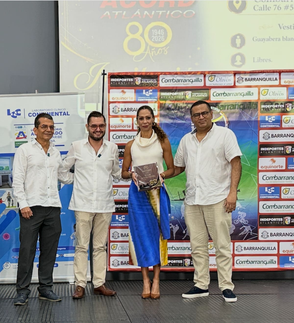 El socio de Acord Atlántico, Rodolfo Herrera hizo entrega de la placa a Erika Fontalvo, Rafael Castillo y Andrés Noé Gómez, representantes del diario El Heraldo de Barranquilla.//El Universal