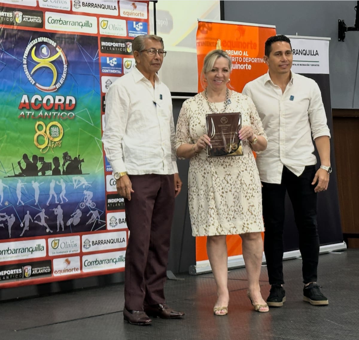 a Universidad Autónoma del Caribe, representada por su rectora, Silvia Gette, recibió homenaje de Acord Atlántico por intermedio del socio Ahmed Aguirre Acuña.//El Universal.