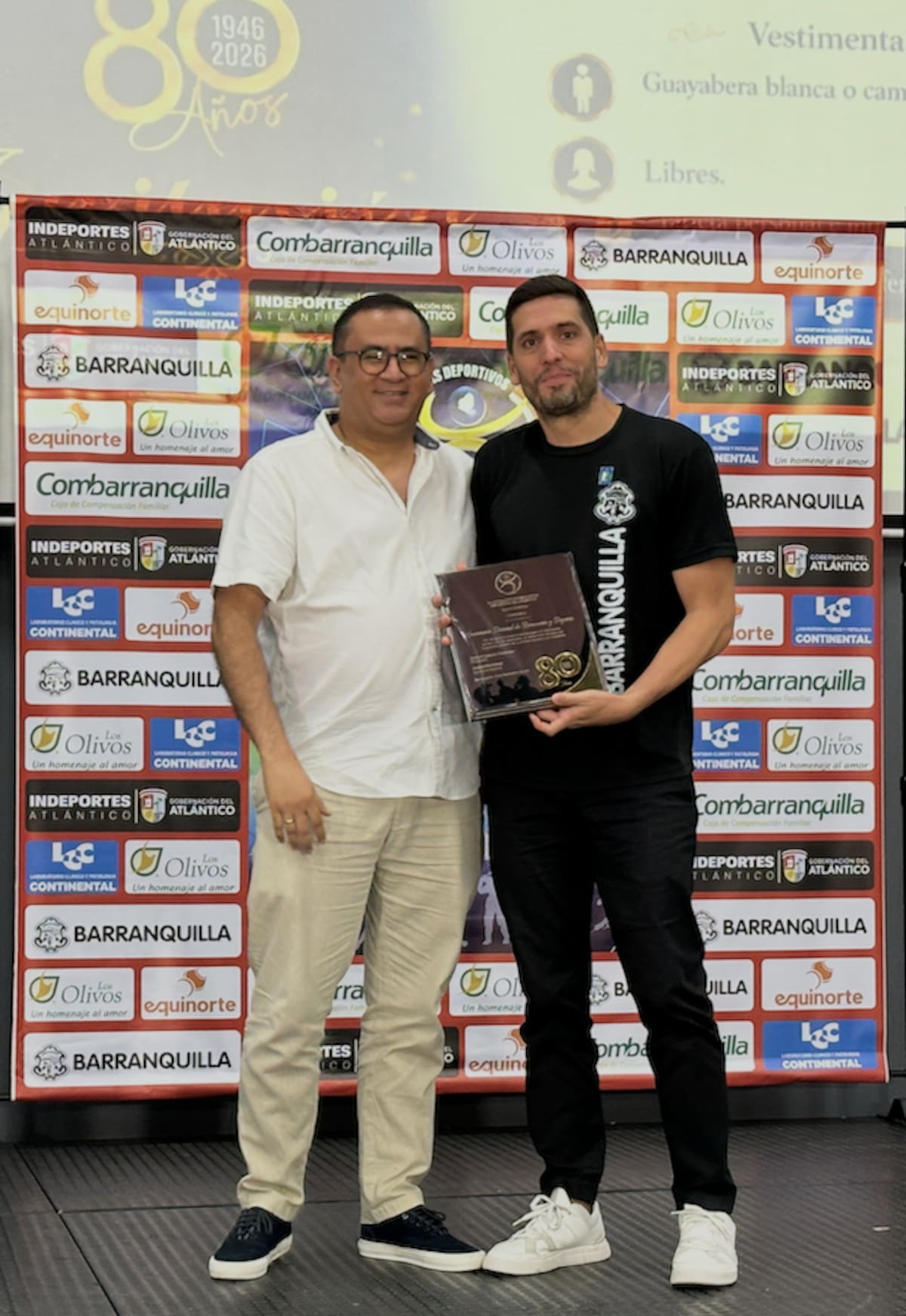 El socio de Acord Atlántico, Rafael Castillo entregó la placa al secretario distrital de Deportes de Barranquilla, Mauricio Trujillo.//El Universal.