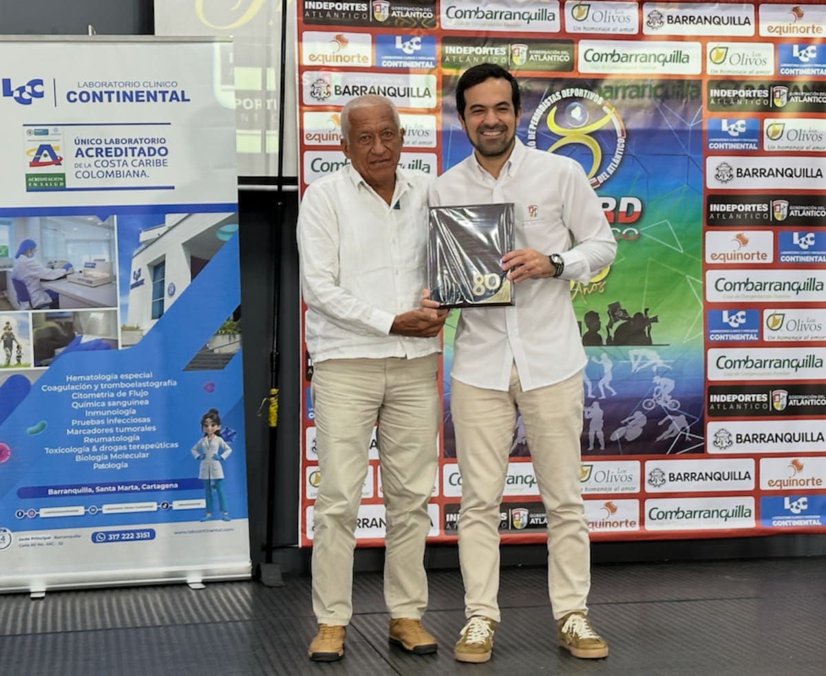 Iván Urquijo, director de Indeportes Atlántico, recibió la placa del socio de Acord Atlántico, Javier Olmos.//El Universal.