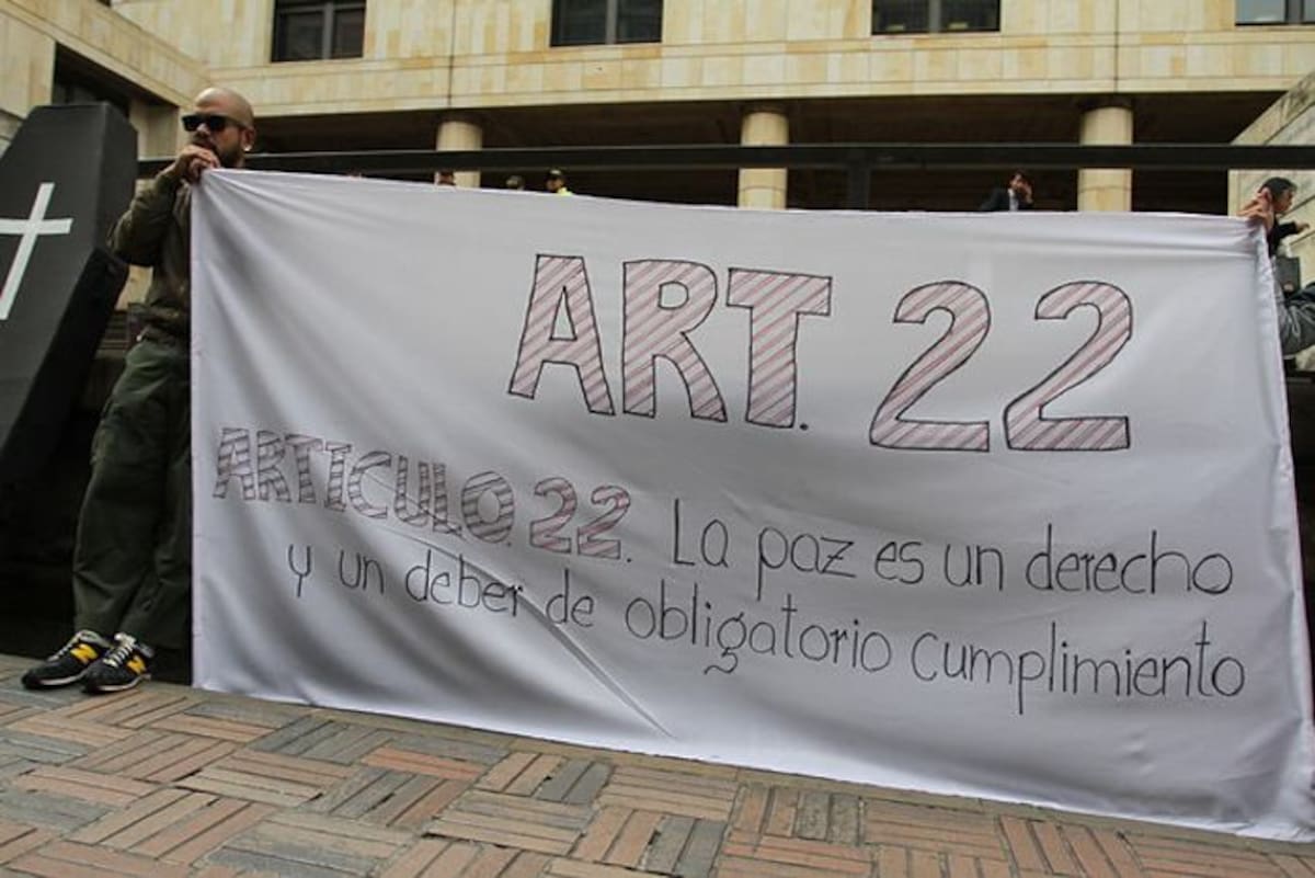 Dirigentes políticos y colectivos de ciudadanos radicaron 50.000 firmas en la mañana de este lunes para pedirle a la Corte Constitucional que apruebe la vía rápida. FOTO: COLPRENSA