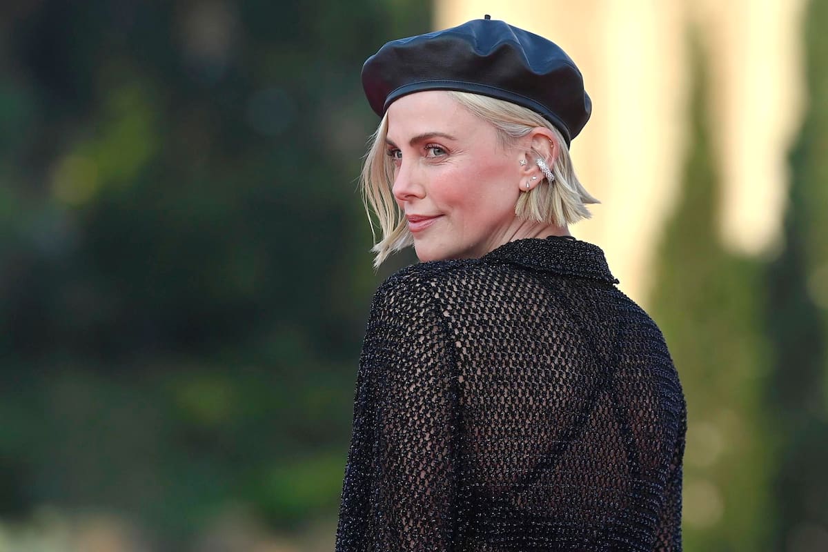 Actriz Charlize Theron habla del día en que su madre le quitó la vida a su padre