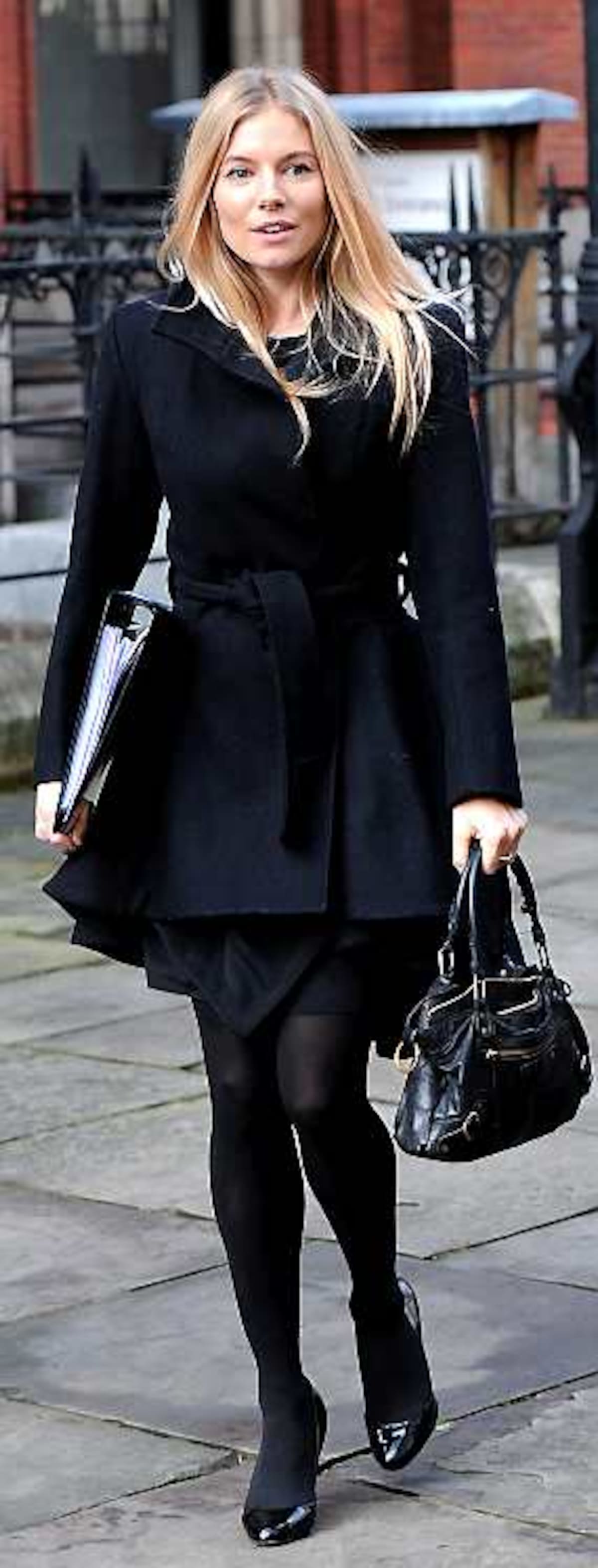 Sienna Miller es una actriz, modelo y diseñadora de moda estadounidense-británica, mejor conocida por sus actuaciones en películas como Factory Girl junto a Guy Pearce, Stardust junto a Robert De Niro, e Interview junto a Steve Buscemi. AFP