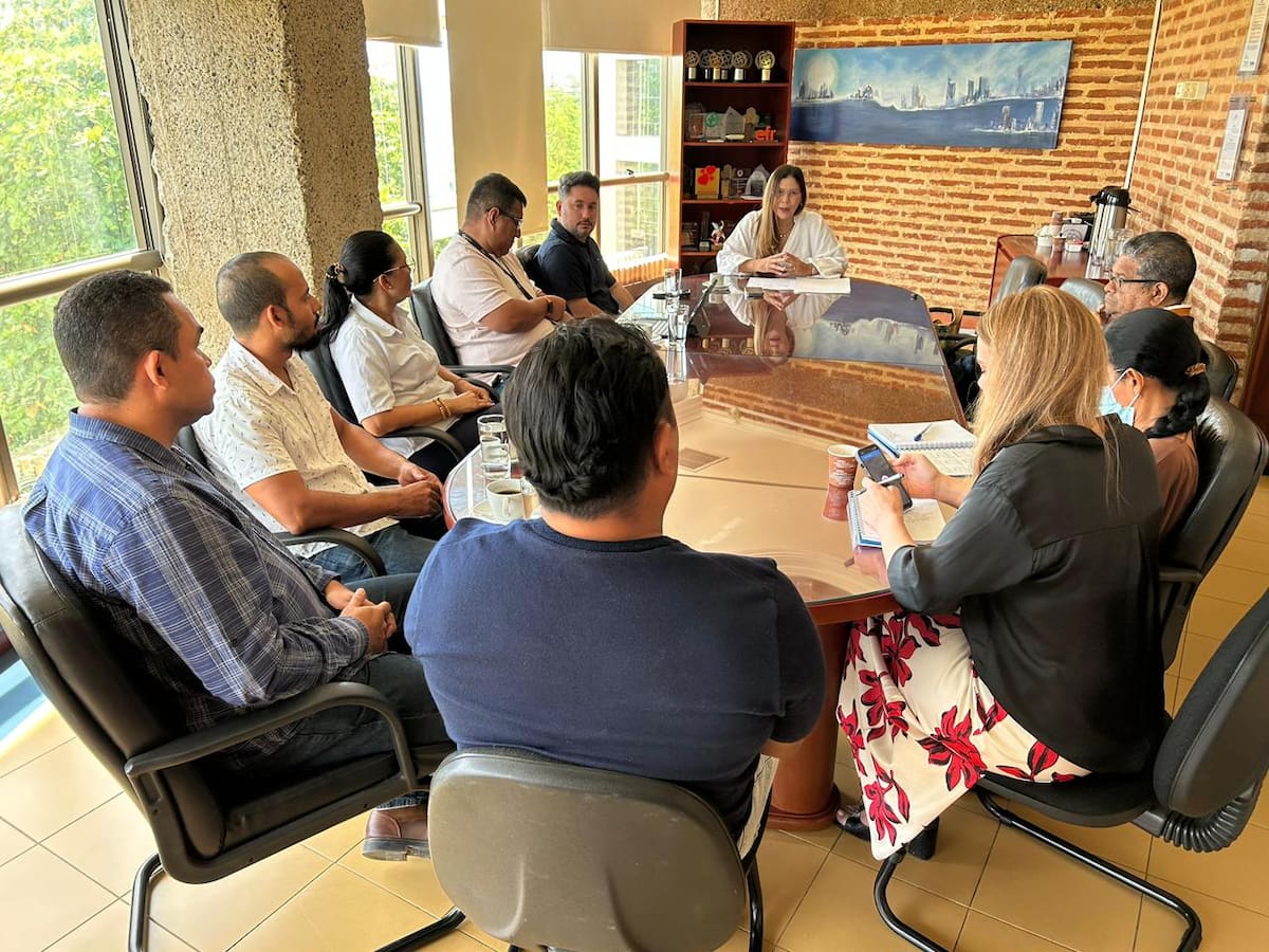 La contralora distrital de Cartagena, Yadira Morales Roncayo, y su equipo auditor, instaló ayer 26 de junio una Actuación Especial de Fiscalización a la empresa Aguas de Cartagena (Acuacar). // Foto: Cortesía - Contraloría Distrital de Cartagena.