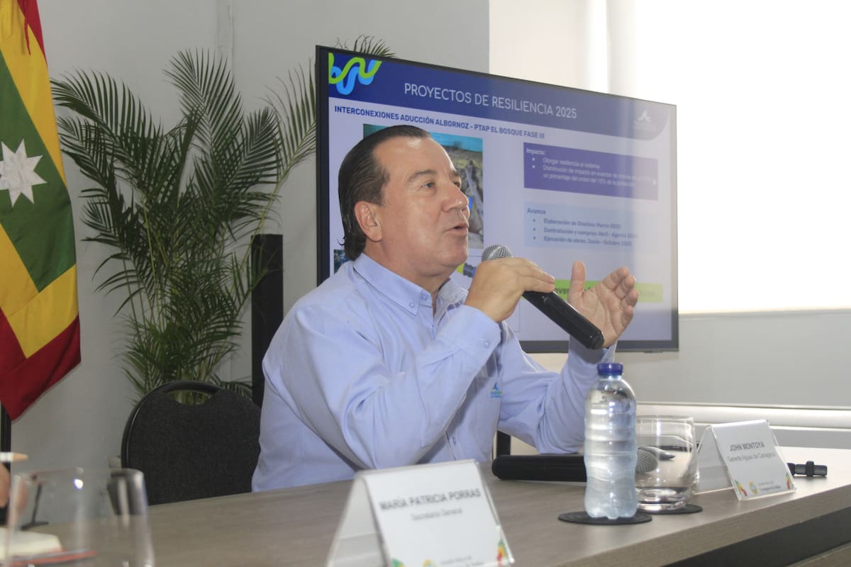 Jhon Montoya Cañas, gerente de Aguas de Cartagena (Acuacar), menciona el impacto de las obras. // Foto: Julio Castaño.