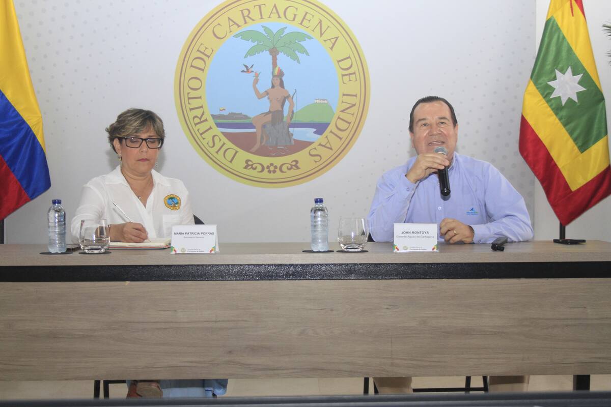 Jhon Montoya Cañas, gerente de Acuacar; María Patricia Porras Mendoza, secretaria general del Distrito; en rueda de prensa hablando sobre la próxima parada técnica en la ciudad. // Foto: Julio Castaño.